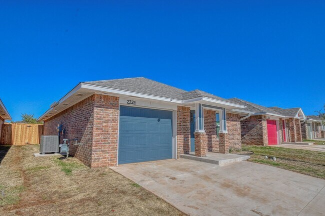 Building Photo - Brand New Construction in Varenna Landing! Storm shelter and lawn care included!