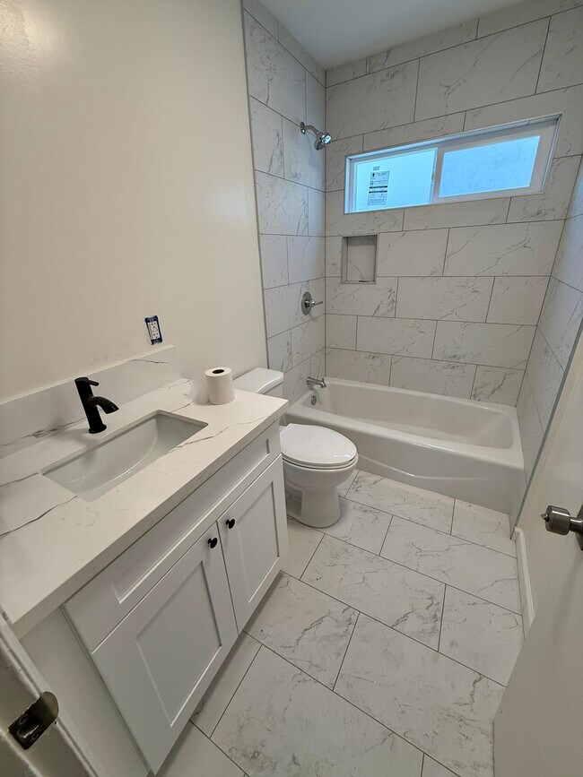 Foto del edificio - 1647 W 80th St