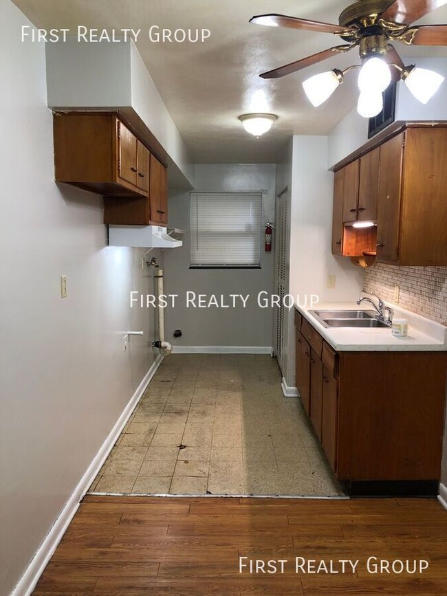 Building Photo - 1 Bedroom 1 bath garden Walk-up Apartment ...