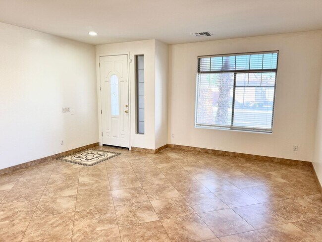 Foto del edificio - Two Story 4 bed/3 bath home with a loft! Close to Shopping & Restaurants