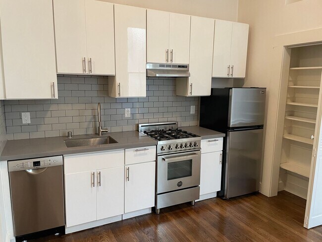Foto del edificio - 3374-3376 21st Street (1143r)