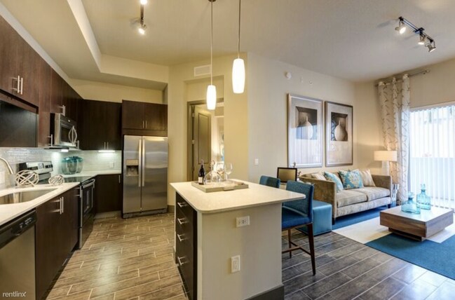 Foto del edificio - 7400 N Kendall Dr