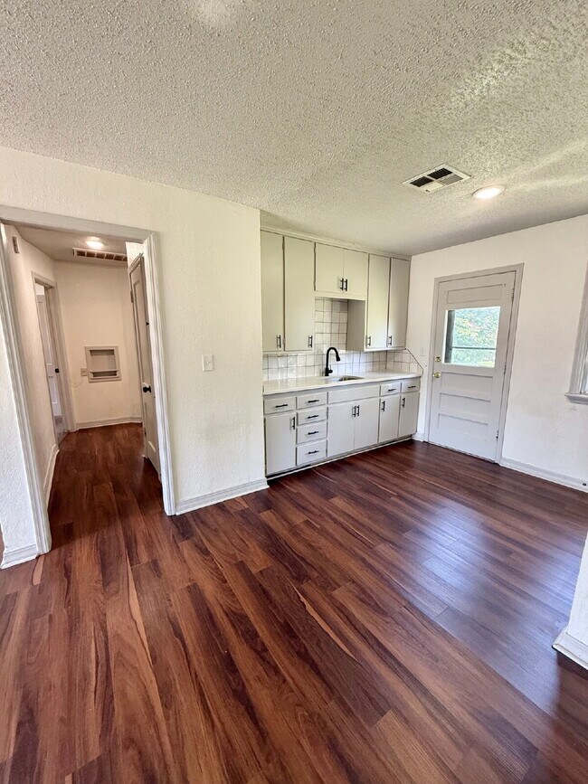 Foto del edificio - Bright & Spacious 3BR with Large Yard – Gr...