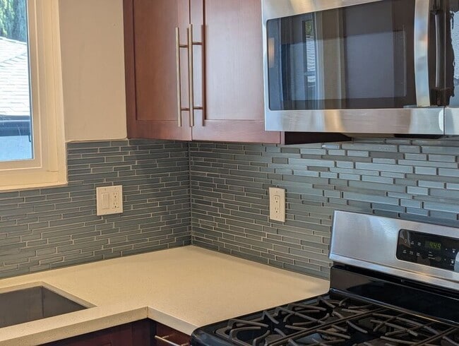 Building Photo - 7638 Hampton Ave