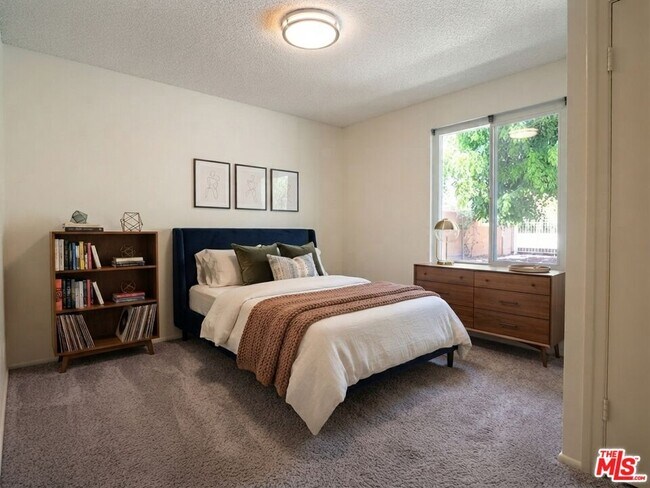 Foto del edificio - 10933 Wellworth Ave