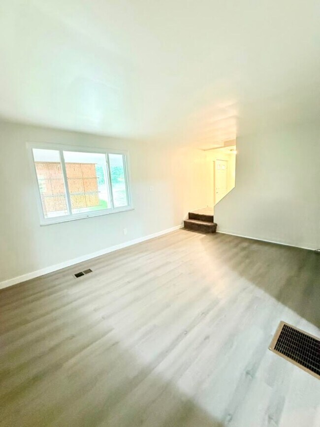 Building Photo - 472-474-474 Guylyn Dr