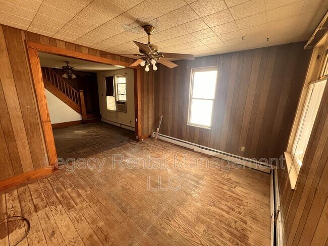 Building Photo - 323 Maple St