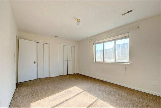 Building Photo - Great Value in convenient location!