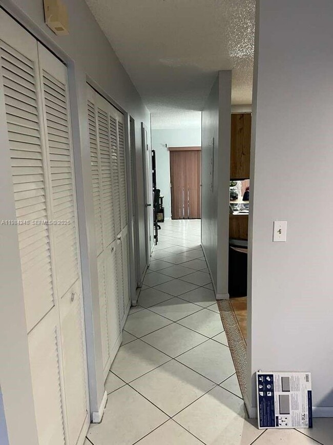 Foto del edificio - 9787 Riverside Dr