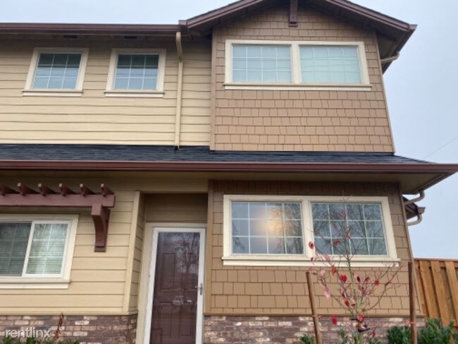 Building Photo - 2 br, 2 bath Townhome - 953 NW Circle Blvd