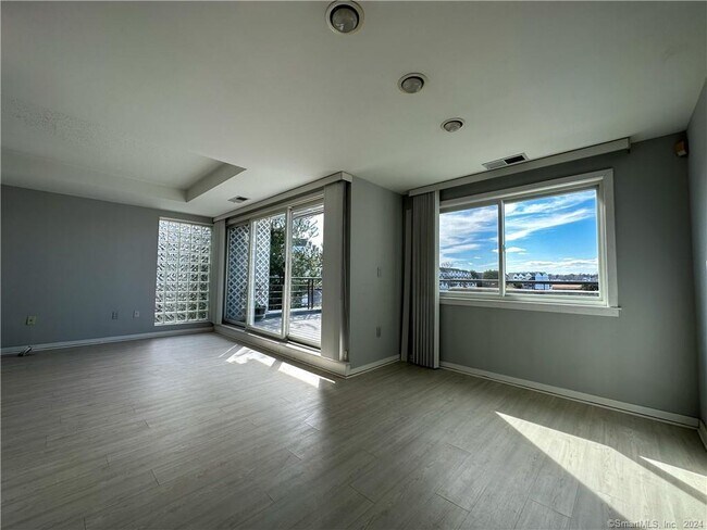 Building Photo - 424 Popes Island Rd