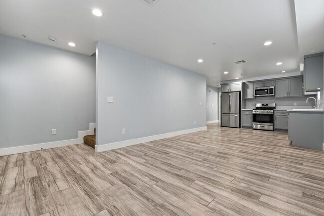 Building Photo - Beautiful 4 Bed / 3 Bath townhouse with PARKING & IN-UNIT LAUNDRY!