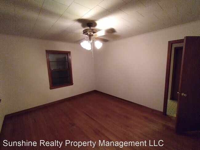 Building Photo - 2 br, 1 bath House - 221 S. School St