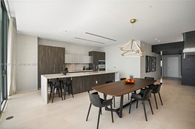 Foto del edificio - 650 NE 32nd St