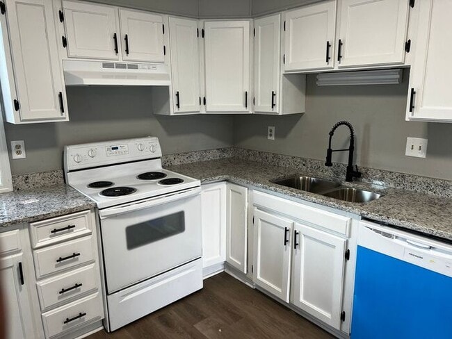 Foto del edificio - *NEWLY RENOVATED* 3 Bedroom Townhouse in D...