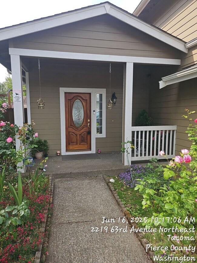 Building Photo - NETacoma - Large 3 bedroom 2.5 bathroom wi...