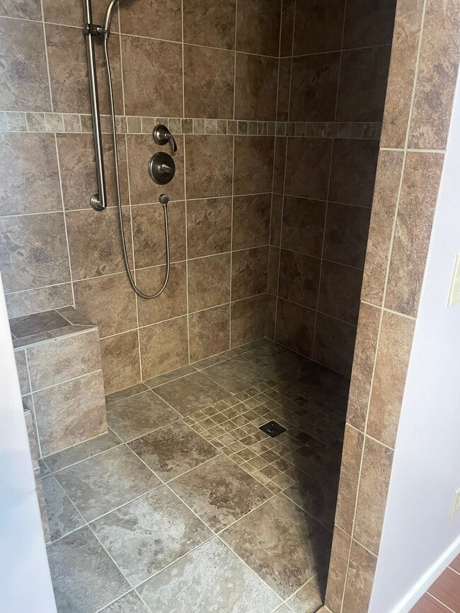 Ducha de la habitación principal - 1024 N Broadmoor St