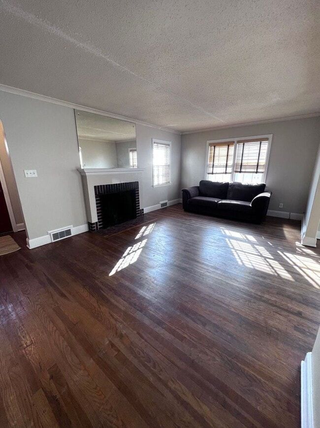 Building Photo - AVAILABLE JUNE 1ST: 4 bedroom 2 bathroom home!