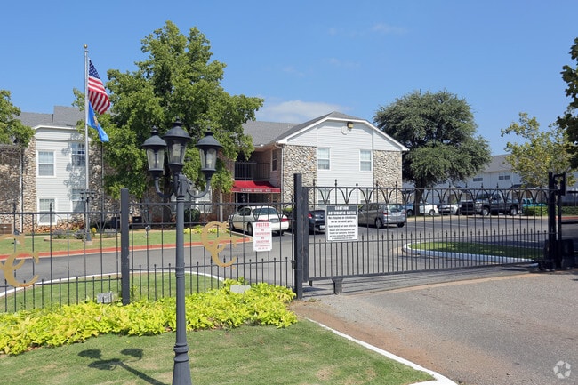 Puerta con acceso limitado - Chevy Chase Apartments
