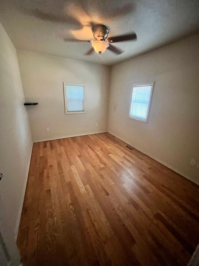 Building Photo - Darling large 1 bedroom and 1 bathroom