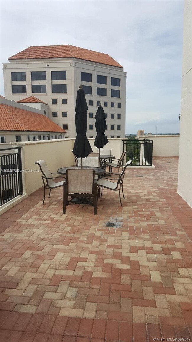 Foto del edificio - 888 Douglas Rd