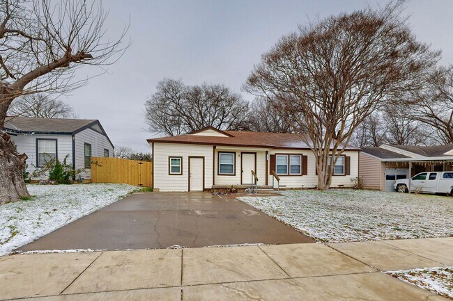 Foto del edificio - Just Reduced! 4 Bedroom Arlington Home for...