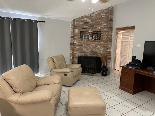 Foto del edificio - 25119 Thrushwood Ln