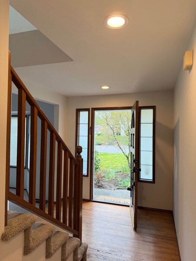 Foto del edificio - Saratoga Reach Beauty: Updated 4BR Home with Deck, Fireplace & Prime Mukilteo Location