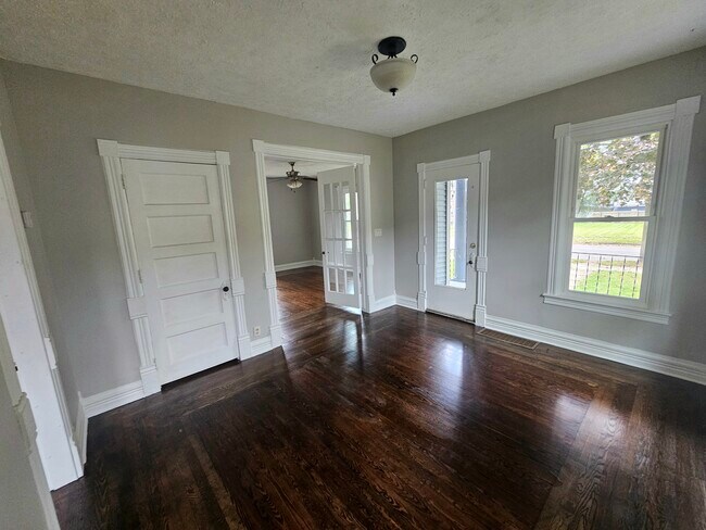 Salón - 37 Convis St