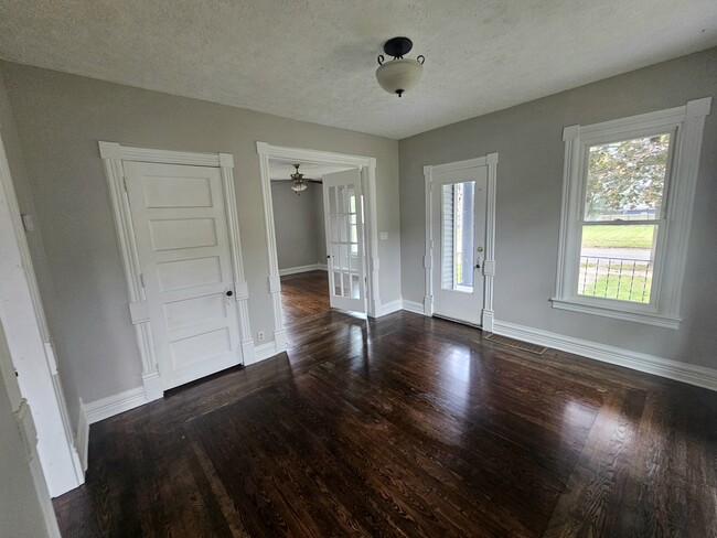 Sitting Room - 37 Convis St