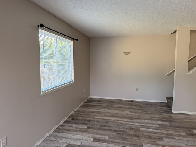 Building Photo - 1325 W Nottingham Cir