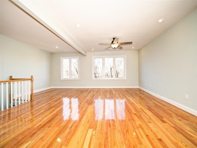 Building Photo - 184 W 49th St