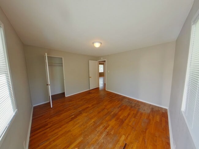 Building Photo - 5 Bedroom/2 bathroom