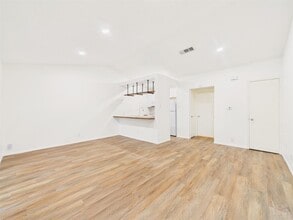 Building Photo - 1305 Hollow Creek Dr