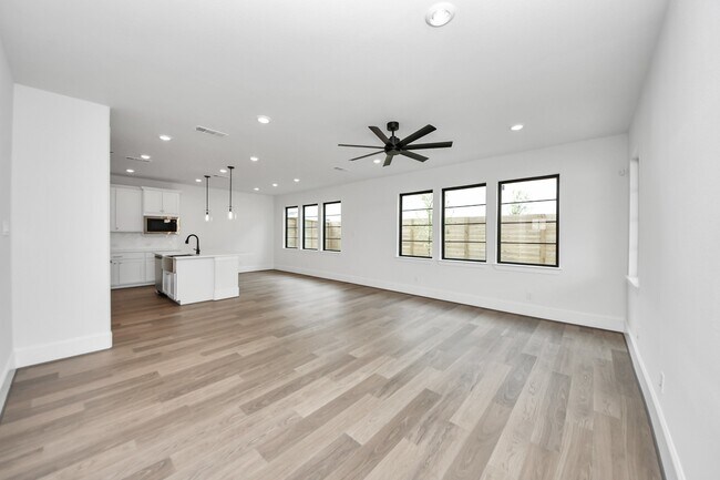 Building Photo - 12010 Royal Oaks Banner Wy