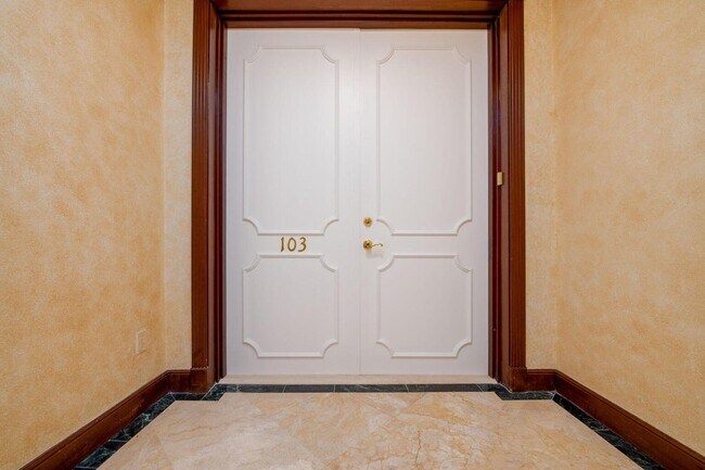 Foto del edificio - 1228 Hillsboro Mile