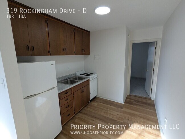 Foto del edificio - 319 Rockingham Dr