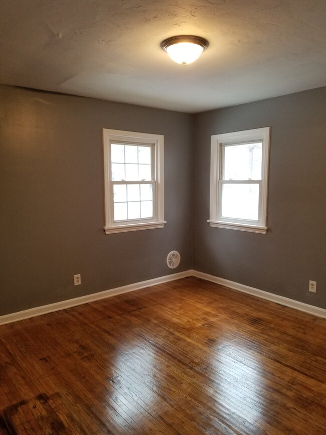 Building Photo - 458 Fernwood Avenue