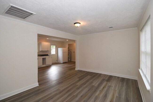 Foto del edificio - Recently Renovated 3 Bedroom House - Section 8 Welcome