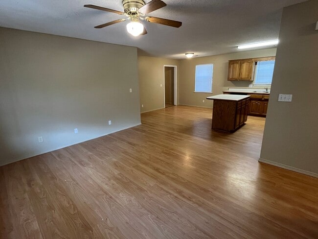 Building Photo - 406 Shadow Dr