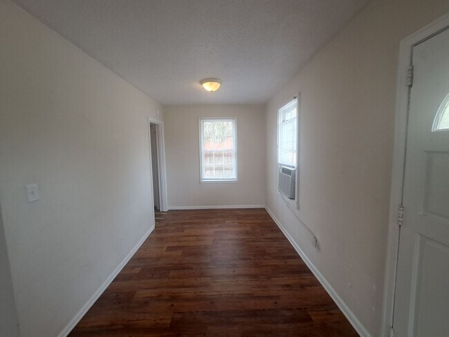 Foto del edificio - 3BR/1BA home with screened patio