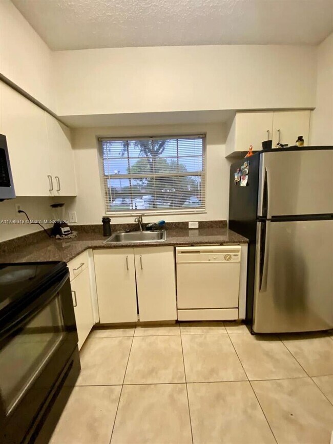 Building Photo - 640 Cypress Club Way
