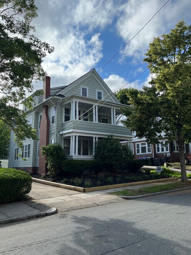 Foto del edificio - 22 Hilltop Ave
