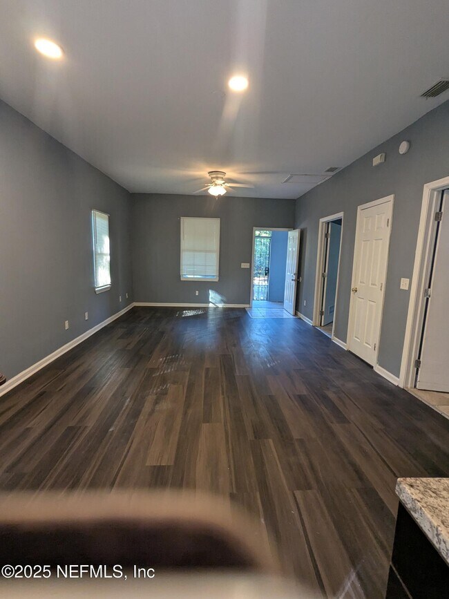 Foto del edificio - 1568 Ella St