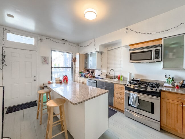 Foto del edificio - 3245 N Lakewood Ave