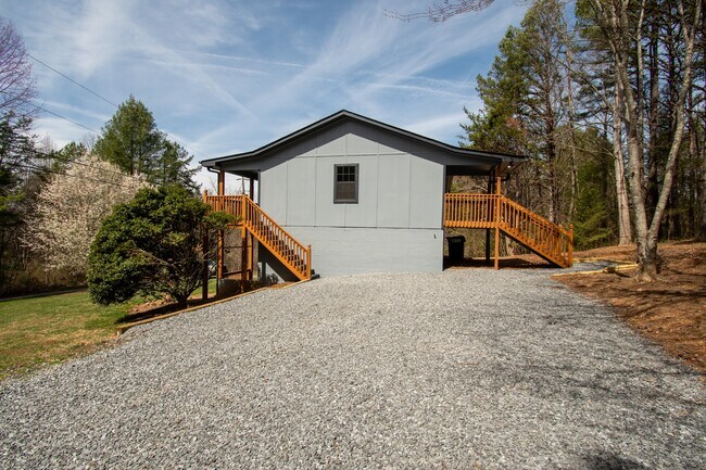 Foto del edificio - 2680-A River Heights Rd