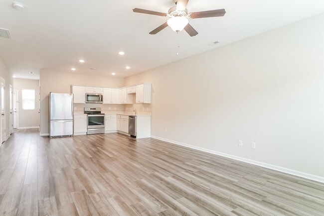 Building Photo - 557 Landing View Dr