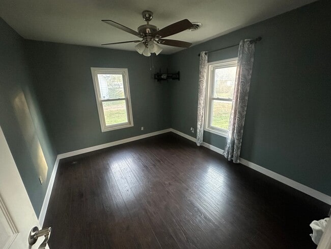 Building Photo - Renovated 2 Bed 1 Bath