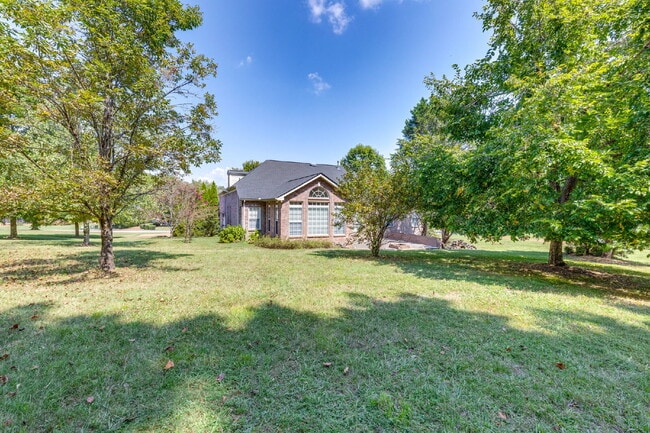Building Photo - Luxury, Location, and Lifestyle on Rolling...