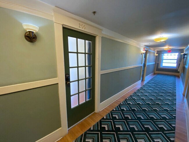 Foto del edificio - Cozy Carlton Court Studio with In-Unit Washer/Dryer, Walk-In Closet, Dishwasher!